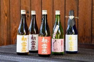 白い背景に並んだ3本の日本酒初雪盃と陶里の写真