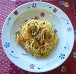 食器に盛りつけられた、梅入りスパゲッティの写真