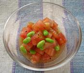 食器に盛りつけられた、枝豆とトマトのサラダの写真