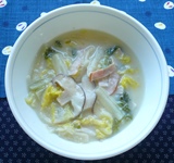 食器に盛りつけられた、白菜のクリームスープの写真