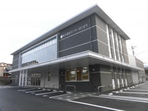 総合福祉センターはらまちを建物に面した駐車場から撮影した写真。